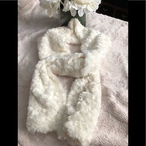 NWOT Charlie Paige faux fur short scarf